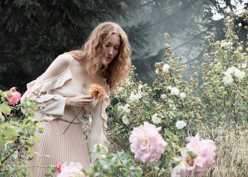 Maison Riviera Collection Parfaits Égérie dans champ de fleur