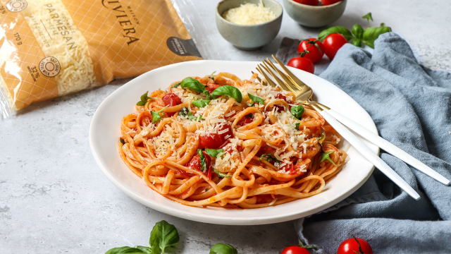 Linguines aux tomates, au basilic et au parmesan